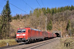 185 155 mit GAG 60761 nach Kreuztal am Rahrbacher Tunnel bei Welschen Ennest. (03.03.2022) <i>Foto: Zeno Pillmann</i>