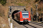 Die Nachfolge der Insolvenz gegangenen Abellio GmbH auf der Ruhr-Siegstrecke hat DB-Regio übernommen. Hier taucht 426 505 von DB-Gebrauchtzug als RB 89564 (Hagen - Siegen) aus dem Rahrbacher Tunnel bei Welschen Ennest auf. (03.03.2022) <i>Foto: Zeno Pillmann</i>