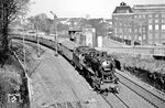 Die restliche Rundfahrt um Wuppertal bestritt 050 913 alleine. Hier fährt sie auf der Rheinischen Strecke durch den Bahnhof Wuppertal-Heubruch. (18.03.1972) <i>Foto: Wolfgang Bügel</i>