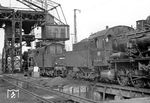 Die Zugloks aus dem Sonderzug, 055 455 und 050 439, restaurieren im Bw Wuppertal-Vohwinkel. (30.04.1972) <i>Foto: Wolfgang Bügel</i>
