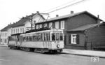 Tw 109 der Rheinischen Bahngesellschaft AG auf der Linie V (= Vohwinkel) nach Wuppertal-Vohwinkel in Haan. Die Linie wurde am 08. Mai 1961 eingestellt. (11.07.1957) <i>Foto: Aad van Ooy</i>