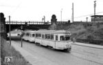 Düwag-Tw 1257 und 1256 auf der Linie K an der Bahnunterfdührung Voltastraße unmittelbar am Krefelder Hbf. Oben rechts ist das Stellwerk "Kpf" aus dem Jahr 1950 zu sehen. (05.07.1958) <i>Foto: Aad van Ooy</i>