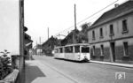 Tw 365 mit Bw 345 auf der Linie M nach Düsseldorf in der Uerdinger Straße in Krefeld. 1958 wurde die eingleisige Strecke stillgelegt, weil sie zunehmend zum Verkehrshindernis wurde. Sie wurde durch Busse ersetzt. (05.07.1958) <i>Foto: Aad van Ooy</i>