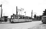 Die Straßenbahn Krefeld – Moers war eine Überlandstraßenbahn, die Moers mit den Orten Kapellen, Traar und der Stadt Krefeld verband. Ihre Gesamtlänge betrug 16 Kilometer. Die Teilstücke durch die Innenstädte von Krefeld und Moers waren zweigleisig, sonst war die Strecke eingleisig mit Ausweichen u. a. in Kapellen, Traar und Verberg. Betrieben wurde die Strecke von der Krefelder Verkehrs AG. Tw 365 und Bw 345 stehen hier am Betriebshof in Rumeln. (05.07.1958) <i>Foto: Aad van Ooy</i>