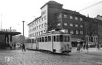 Der dreiachsige Tw 14 mit Bw 52 (Westwaggon, Baujahr 1953) in der Bonner Bahnhofstraße am Hauptbahnhof. Links befindet sich die Endstation der KBE. Der Triebwagen entstand 1950 aus einem zweiachsigen alten Beiwagen und wirkt dadurch höher als die neuen Fahrzeuge.  (25.09.1959) <i>Foto: Aad van Ooy</i>