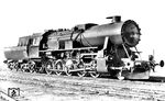Die Baureihe 52 wurde ab 1942 in mehr als 7.000 Exemplaren gebaut, geplant waren 15.000 Maschinen. Damit wäre sie die meistgebaute Lokomotive der Welt geworden. Die zahlenmäßig meistgebaute Dampflok der Welt blieb jedoch die russische Baureihe E, von der 11.000 Stück hergestellt wurden. Immerhin hält die Baureihe 52 den Rekord in der Tagesproduktionszahlen von 50 Maschinen im Jahr 1943 und auch als meistgebaute Lok in Deutschland.  (24.09.1942) <i>Foto: RVM-Filmstelle Berlin (Maey)</i>