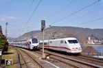 Im Bahnhof Niederheimbach begegen sich 401 019 als ICE 714 nach Hamburg-Altona und Süwex 429 604 als RE 4259 (Koblenz - Frankfurt/M). (21.03.2022) <i>Foto: Zeno Pillmann</i>