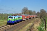 111 074 mit dem NX-Ersatzzug RB 32245 nach Köln bei Haan-Ellscheid. (23.03.2022) <i>Foto: Zeno Pillmann</i>