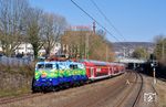 In Wuppertal-Sonnborn grüßte der Tf der 111 074 rund zwei Dutzend Fotografen, die den Ersatzzug RB 9489 nach Bonn erwarteten. (23.03.2022) <i>Foto: Zeno Pillmann</i>