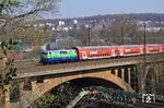 Der "Paradiesvogel" 111 074 mit Ersatzzug RB 34930 auf der Wupperbrücke in Wuppertal-Sonnborn. (23.03.2022) <i>Foto: Wolfgang Bügel</i>