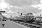 Unter dem Namen "Edelweiss" verkehrte von 1928 bis 1979 ein Zugpaar zwischen der Schweiz und den Niederlanden über das Elsass und Luxemburg. Bis 1939 verkehrte der Zug als von der Internationalen Schlafwagengesellschaft (CIWL) betriebener Luxuszug. Nach dem Zweiten Weltkrieg zunächst als normaler Schnellzug geführt, wurde der "Edelweiss" ab 1957 eines der ersten Zugpaare des neuen Trans-Europ-Express-Systems (TEE). Für die 1050 Kilometer des Zuglaufs von Zürich nach Amsterdam benötigte der TEE 30/31 bei 13 Zwischenhalten eine Zeit von 9 Stunden und 30 Minuten und fuhr mit einer durchschnittlichen Geschwindigkeit von 110 km/h. Gefahren wurde der Zug mit dem Dieseltriebzug RAm TEE der Schweizerischen Bundesbahnen (SBB), der hier Strasbourg-Ville erreicht. 1979 wurde der Zug eingestellt.  (11.10.1964) <i>Foto: Jörg Schulze</i>