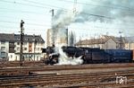 044 523 (44 1523) gehörte zum Bestand des Bw Koblenz-Mosel und verlässt hier ihren Heimatbahnhof mit einem Güterzug nach Ehrang. (24.03.1972) <i>Foto: Gerd Tierbach</i>