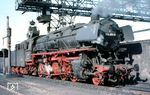 044 651 (44 1651 vom Bw Ehrang) ergänzt ihre Kohlenvorräte im Bw Koblenz-Mosel. (07.04.1973) <i>Foto: Gerd Tierbach</i>