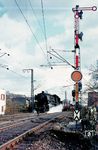 Noch fahren die schweren Güterzüge mit Dampf von Koblenz nach Ehrang. Der Fahrdraht deutet aber auf das bevorstehende Ende hin. 044 599 biegt am Haltepunkt Koblenz-Moselweiß um die Ecke. (07.04.1973) <i>Foto: Gerd Tierbach</i>