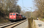 151 002 und 151 049 mit GAG 60715 (Oberhausen West - Andernach) bei Opladen. (23.03.2022) <i>Foto: Joachim Bügel</i>