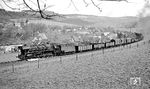 44 0221 bei Quittelsdorf. Das klostereigene Dorf wurde bereits am 1. Februar 1275 urkundlich erwähnt. Der Bau der Eisenbahn von Arnstadt nach Saalfeld durch den Flur Quittelsdorf wurde 1885 begonnen. 1977 dampfte es hier immer noch kräftig. Die Strecke war eine Domäne der Arnstädter 65.10, solche Umleitergüterzüge waren allerdings die Ausnahme. (04.1977) <i>Foto: Burkhard Wollny</i>