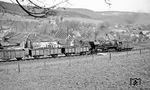 Die ölgefeuerte Schiebelok 44 0601 am Umleiterzug mit 44 0221 bei Quittelsdorf.  (04.1977) <i>Foto: Burkhard Wollny</i>