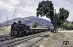 TCDD 45.033 (Nohab, Baujahr 1931) vor einem Güterzug auf der Strecke vom türkischen Schwarzmeerhafen Samsun und dem Eisenbahnknotenpunkt Sivas in Zentralanatolien im Bahnhof Ladik. (09.1982) <i>Foto: Roger Johnson</i>