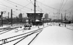 Blick in das winterliche Gleisvorfeld des Stuttgarter Hauptbahnhofs mit dem Reiterstellwerk 1. (28.12.1968) <i>Foto: Burkhard Wollny</i>