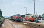 215 106 vom Bw Ulm fährt in den Bahnhof Gaildorf West ein. Dort wartet der T 36 der WEG auf Anschlussfahrgäste für die Obere Kochertalbahn nach Untergröningen. (04.07.1980) <i>Foto: G. Lieberz</i>