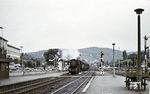 52 892 (Henschel, Baujahr 1951) fährt mit einem kurzen Güterzug durch Bingen am Rhein. (1958) <i>Foto: Carl Bellingrodt</i>