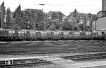 Für den nahen, noch 1972 in Betrieb befindlichen Rangierbahnhof Wuppertal-Vohwinkel, hatte sich auch eine stattliche Anzahl von 140er im Bw Vohwinkel versammelt. Zu identifizieren sind (von links nach rechts): 140 573, 298, 822, 632, 175, 664, 255, 102 und 786, von denen aber keine hier stationiert war. (24.07.1972) <i>Foto: Joachim Bügel</i>