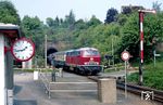 216 199 fährt mit N 8131 nach Bad Vilbel aus dem Büdesheimer Tunnel kommend in (Schöneck-) Büdesheim ein. (03.05.1989) <i>Foto: Wolfgang Bügel</i>