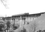 38 3438 vom Bw Crailsheim mit einem Personenzug auf dem Remstalviadukt nördlich von Waiblingen. Mit dem zweigleisigen Ausbau der Strecke nach Backnang wurde auch die Brücke ertüchtigt. Die dafür notwendigen Bauarbeiten begannen 1962. Zur Ausführung kam eine sogenannte Deckblechkonstruktion (ca. 1250 Tonnen schwer) auf den bisherigen, angepassten Pfeilern. Auf Hilfspfeilern (hinter der alten Brücke) wurde das neue Viadukt montiert. Am 12. Juni 1965 wurde das alte Viadukt von den Pfeilern geschoben und das neue aufgesetzt. Die 240 m langen Brückenkonstruktionen wurden dabei mit vier Öldruckpressen auf Verschubbahnen um 6,85 m seitwärts versetzt. Die 3 m niedrigere alte Fachwerkkonstruktion wurde verschrottet. Der zweigleisige Zugverkehr wurde am 26. September 1965 aufgenommen.  (29.03.1965) <i>Foto: Jörg Schulze</i>