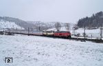 218 425 und 218 446 mit IC 2012 (Oberstdorf - Dortmund) nach einem überraschenden Wintereinbruch auf der Schwäbischen Alb zwischen Urspring und Lonsee. (02.04.2022) <i>Foto: Claus Ballsieper</i>