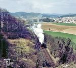 Blick vom Kuhfels auf die Weidener 044 657, die mit ihrem Güterzug soeben Neukirchen bei Sulzbach-Rosenberg verlassen hat. (04.1975) <i>Foto: Ferdinand Leja</i>