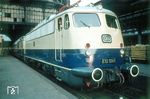 Die nagelneue Rheingold-Lok E 10 1265 während einer Pressevorführung des ebenfalls neuen AD4üm-62 "Domecar" für den wiedereingeführten "Rheingold"-Zug in Frankfurt Hbf.  (10.1962) <i>Foto: A. Dormann, Slg. W. Löckel</i>