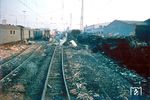 Lok und Wagen des TEE 77 schrammten fast an dem gesamten Güterzug Dg 6621 vorbei, dessen Reste rechts zu sehen sind. Auch der Oberbau wurde ebenfalls stark beschädigt, der Sachschaden betrug insgesamt 2,5 Mio. DM. (13.08.1965) <i>Foto: A. Dormann, Slg. W. Löckel</i>