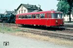 VT 95 9178 wurde am 26. August 1952 beim Bw Mainz in Dienst gestellt. Das fabrikneue Fahrzeug wartet hier auf einer Probefahrt die Überholung einer P 10 im Bahnhof Budenheim nahe Mainz ab. (08.1952) <i>Foto: A. Dormann, Slg. W. Löckel</i>