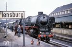 012 104 vor einem BDEF-Sonderzug im Bahnhof Flensburg. Aus dem Führerstand schaut der bekannte Lübecker Lokführer Jochen Lawrenz. (09.04.1972) <i>Foto: Bruno Gode</i>