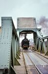 Der BDEF-Sonderzug mit 012 104 führte auch auf dem Weg von Flensburg nach Kiel über die kombinierte Straßen- und Eisenbahnklappbrücke bei Lindaunis, die die Schlei an einer ihrer schmalsten Stelle überquert.  (09.04.1972) <i>Foto: Bruno Gode</i>