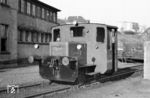 Unter der Baureihenbezeichnung Kdl 01 beschaffte die Deutsche Bundesbahn von der Fa. Schöma zwischen 1953 und 1958 insgesamt 13 Kleinstdiesellokomotiven als Rangierschlepper, welche für den Verschub von Lokomotiven und Wagen in Betriebs- und Ausbesserungswerken konzipiert waren. Aufgrund ihrer kurzen Bauform fanden sie gemeinsam mit langen Lokomotiven Platz auf Drehscheiben und Schiebebühnen. Im Lieferzustand mit einem 22 PS Deutz-Motor Typ (F2L712 Nr. 2424448/49), einem Gewicht von 5,8 t und einer Höchstgeschwindigkeit von 22 km/h ausgestattet, wurde Kdl 01-12 am 29.09.1958 an das Bw Wuppertal-Steinbeck ausgeliefert. Im Bw Wuppertal-Vohwinkel diente sie hauptsächlich dazu, elektrische Lokomotiven von der Drehscheibe in die nicht elektrifizierten Schuppengleise zu schieben und umgekehrt. 1968 wurde sie in Kdl 91-12 umgezeichnet und im März 1976 ausgemustert. Sie wurde an die Heinrich August Schulte Eisen AG (später Thyssen-Schulte GmbH) in Bremen-Kirchhuchting verkauft. Anfang der 1990er Jahre wurde sie wegen eines Getriebschadens abgestellt und an die Delmenhorst-Harpstedter Eisenbahnfreunde verkauft. 2011 befand sie sich bei der Draisinenbahnen Berlin/Brandenburg in Spreenhagen, ihr weiterer Verbleib ist nicht bekannt. (15.02.1967) <i>Foto: Wolfgang Bügel</i>