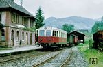 Die Harmersbachtalbahn ist eine 10 km lange Nebenbahn, die in Biberach (Baden) von der Schwarzwaldbahn abzweigt und in Oberharmersbach-Riersbach endet. Sie wurde am 15. Dezember 1904 durch die Bau- und Betriebsunternehmung Vering & Waechter in Berlin eröffnet und ging am 1. April 1917 auf die Deutsche Eisenbahn-Betriebsgesellschaft AG (DEBG) über. Seit 1963 gehört sie zur landeseigenen Südwestdeutsche Verkehrs-Aktiengesellschaft (SWEG), die auch noch heute die Strecke betreibt. Im Bahnhof Oberharmsbach steht VT 1 aus dem Jahr 1935. Zuletzt wurde er auf der Kandertalbahn eingesetzt und 1977 ausgemustert. (06.06.1961) <i>Foto: J.C. de Jongh</i>