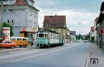 Die Straßenbahn Esslingen–Nellingen–Denkendorf, auch Filder-Straßenbahn genannt, war eine meterspurige Überlandstraßenbahn, die von Esslingen am Neckar nach Nellingen auf den Fildern und von dort auf zwei getrennten Strecken weiter nach Denkendorf und Neuhausen auf den Fildern führte. Sie nahm 1926 den Betrieb auf und wurde 1978 stillgelegt und durch Omnibuslinien ersetzt. Tw 3 fährt hier mit Bw 31 durch Nellingen. (13.06.1976) <i>Foto: J.C. de Jongh</i>