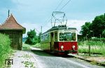 Die ET 4 bis 6 waren vierachsige normalspurige Elektrotriebwagen der Extertalbahn für deren Strecke von Rinteln nach Barntrup. Diese wurden 1953 und 1956 beschafft und waren für den Personenverkehr ohne Beiwagen bestimmt. Mit der Aufgabe des Personenverkehrs Mitte der 1960er Jahre wurden die Fahrzeuge an Stern & Hafferl in Österreich verkauft. ET 5 ist hier auf dem Weg nach Rinteln in Barntrup eingetroffen. (07.06.1964) <i>Foto: J.C. de Jongh</i>