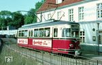 Die Herforder Kleinbahnen GmbH betrieb von 1900 bis 1966 eine – seit 1930/33 elektrifizierte – Schmalspurstrecke vom DB-Bahnhof Vlotho über Bad Salzuflen - Herford nach Wallenbrück. 1952 wurden moderne Trieb- und Beiwagen beschafft; sie konnten den Fahrgastrückgang und die Abwanderung in und Abwerbung durch die teils vom eigenen Unternehmen (EMR) betriebenen Busse nicht verhindern. 1960 wurden 2.421.871 Personen und 79.013 t Güter befördert. Als 1962 die Konzession ablief und die Stadt Herford sowie der in Bad Salzuflen betroffene Kreis Lippe kein Interesse mehr an einer Verlängerung hatte, war das Ende der Bahn besiegelt. ET 13 wartet hier im Bahnhof Bergertor in Herford.  (05.06.1964) <i>Foto: J.C. de Jongh</i>