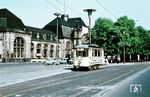 Tw 48 als Einsatzwagen vor dem Koblenzer Hauptbahnhof. Am 19. Juli 1967 wurden die letzten beiden Linien der Koblenzer Straßenbahn endgültig eingestellt. Die Einstellung hatte sich immer wieder herausgezögert, weil die engen Straßen, teils Fußgängerzonen, zwar von Straßenbahnen, aber nicht von Omnibussen befahren werden konnten. Zunächst wurden Obusse eingesetzt, der Obusbetrieb überdauerte den Straßenbahnbetrieb nur um etwa drei Jahre: Am 30. Oktober 1970 wurde er auch eingestellt. Seither fahren im Koblenzer Nahverkehr ausschließlich Diesel-Omnibusse.  (22.04.1957) <i>Foto: J.C. de Jongh</i>