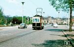 Die Straßenbahn Luxemburg war eine Straßenbahn, die von 1875 bis 1964 in der luxemburgischen Hauptstadt Luxembourg verkehrte. Bis 1908 fuhren Pferdebahnen, seitdem elektrische Straßenbahnen. Ab 1904 wurde die Strecke der Schmalspurbahn Luxemburg–Echternach mitbenutzt. Die Wiedererrichtung einer Straßenbahnlinie in Luxemburg für 550 Millionen Euro wurde im Juni 2014 vom Parlament beschlossen. Am 10. Dezember 2017 wurde der öffentliche Betrieb der „neuen“ Straßenbahn auf ihrem ersten Streckenabschnitt aufgenommen. Tw 12 ist hier an der Pont Adolphe unterwegs. (21.04.1957) <i>Foto: J.C. de Jongh</i>