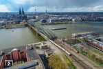 Blick vom Kölner Triangle auf 111 212 mit dem AKE-Rheingoldzug, der soeben von der Hohenzollernbrücke kommend nach Köln-Messe/Deutz einfährt. Im Hintergrund sind Dom, Hauptbahnhof und das ehemalige Kölner Direktionsgebäude auszumachen. (09.04.2022) <i>Foto: Marcus Henschel</i>
