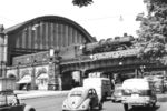03 016 (Bw Hamburg-Altona) fährt mit dem D 168 "Riviera-Express" nach Ventimiglia über den Dammtordamm am Bahnhof Hamburg-Dammtor. (12.08.1954) <i>Foto: Walter Hollnagel</i>