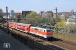 Der NX-Ersatzzug RB 80280 mit 111 111 an klassischer Wuppertaler Fotostelle mit der Schwebebahn in der Ausfahrt von Wuppertal Hbf. (11.04.2022) <i>Foto: Wolfgang Bügel</i>