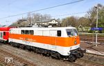 Die "Schnapszahllok" 111 111-1 wurde für die S-Bahn Rhein-Ruhr am 18.08.1978 an das Bw Düsseldorf geliefert. Sie erhielt dafür die damals aktuelle S-Bahnlackierung in kieselgrau/orange. Zuletzt in verkehrsrot unterwegs, wurde sie mit Übernahme in den Fahrzeugpool von DB-Gebrauchtzug im April 2021 wieder ein lichtgrau/orangenes Farbkleid versetzt. In der Osterwoche 2022 war sie vor dem Ersatzzug auf der RB 48 zwischen Köln und Wuppertal auf Tour. (12.04.2022) <i>Foto: Joachim Bügel</i>