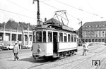 Tw 106, ein sog. "Spiegelwagen" der Städtischen Straßenbahn Karlsruhe am Hauptbahnhof. Die Bezeichnung "Spiegelwagen" leitete sich von kleinen, in den Fensterholmen eingebauten Spiegeln ab, die typisch für diesen Fahrzeugtyp waren. Die Fahrzeuge verkehrten von 1929 bis 1972. Tw 106 stammte aus einer Bauserie von 3 Fahrzeugen aus dem Mai 1936. Anders bei diesen Wagen waren die von Werk ab angebauten Liniennummerntürme mit darunter liegendem Zielfilmkasten. Außerdem besaßen die Wagen einen Radstand von 3,0 statt 3,3 Metern wie bei den Vorgängerserien. (15.05.1966) <i>Foto: Helmut Röth</i>