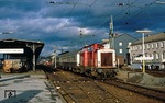 Für den richtigen Augenblick zeigte sich die Sonne, als 212 264 (Bw Wuppertal) mit N 5366 den Bahnhof Solingen-Ohligs (heute: Solingen Hbf) in Richtung Remscheid verließ. (07.01.1988) <i>Foto: Joachim Bügel</i>