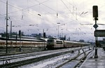 Nach einem Schneesturm ist 103 166 vor IC 614 "Friedrich Schiller" (München - Dortmund) im Bahnhof Solingen-Ohligs (heute: Solingen Hbf) eingetroffen. (11.02.1988) <i>Foto: Joachim Bügel</i>