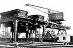 Die Bekohlungsanlage des Bw Hamburg-Eidelstedt mit einem Kohlenkran der Bauart Eisenwerk Wylen aus dem Jahr 1951. Das Bw Hamburg-Eidelstedt beheimatete ursprünglich Güterzuglokomotiven für den Rangierbahnhof in Hamburg-Eidelstedt, der zeitgleich 1922 erbaut wurde. Ein Ringlokschuppen aus dieser Zeit ist noch in Betrieb. Mit Aufgabe des Rangierbahnhofs nach der 1977 erfolgten Inbetriebnahme des Rangierbahnhofs Maschen war geplant, auch das Bw aufzugeben. Da parallel das Bahnbetriebswerk Hamburg-Altona 1982 geschlossen wurde, blieb Eidelstedt erhalten. Mit der Einführung des ICE-Verkehrs wurde Eidelstedt ausgebaut. Seit den 1990er Jahren beheimatete Eidelstedt alle 145 Lokomotiven der Baureihe 101, die 59 Triebzüge des ICE 1 sowie bis Ende 2017 die Einheiten des dieselelektrischen ICE TD. Das Werk wurde auch Leitwerk für die Instandhaltung des ICE 1 und des ICE 4. (06.1971) <i>Foto: Jochen Lawrenz</i>